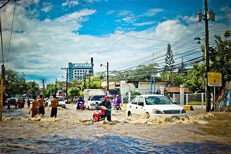 梦见马路上涨满了大水