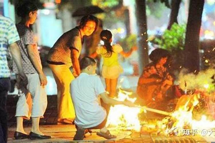 中元节去祭祖