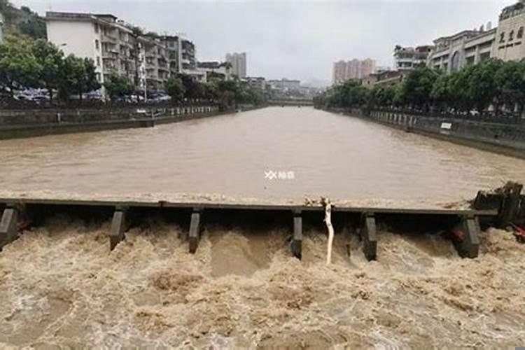 梦见回家的路上涨洪水