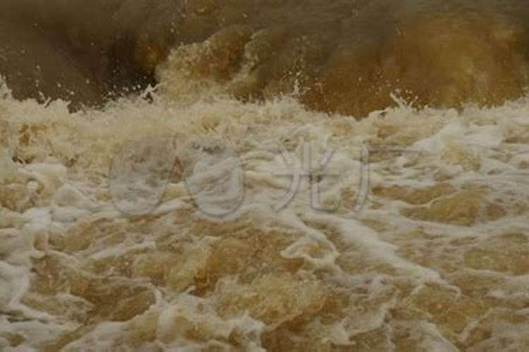 梦见滚滚洪水急流而下又下雨