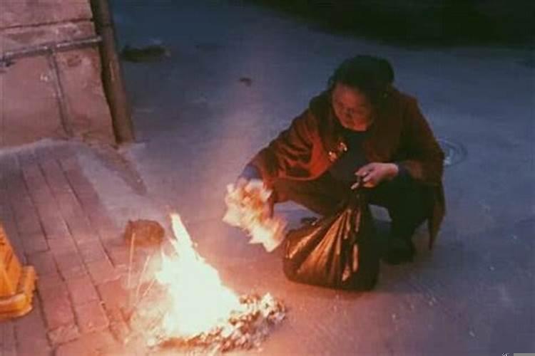 梦见清明节拜祭下雨