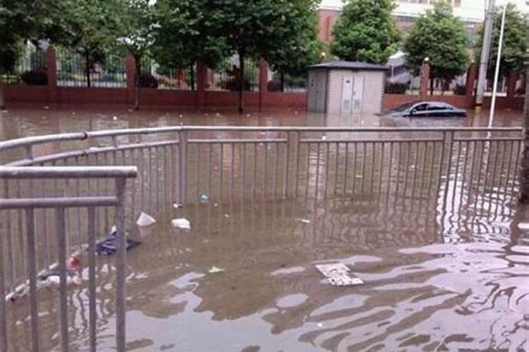 梦见回家下雨发大水没路可走了