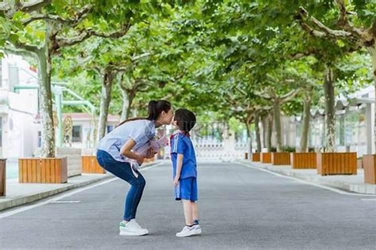 梦到自己和女同学亲热亲吻