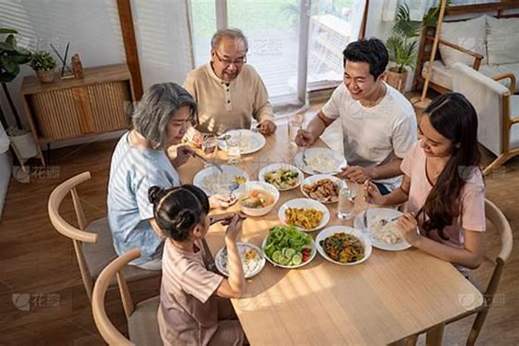 梦见和死去的奶奶在一起吃饭说话