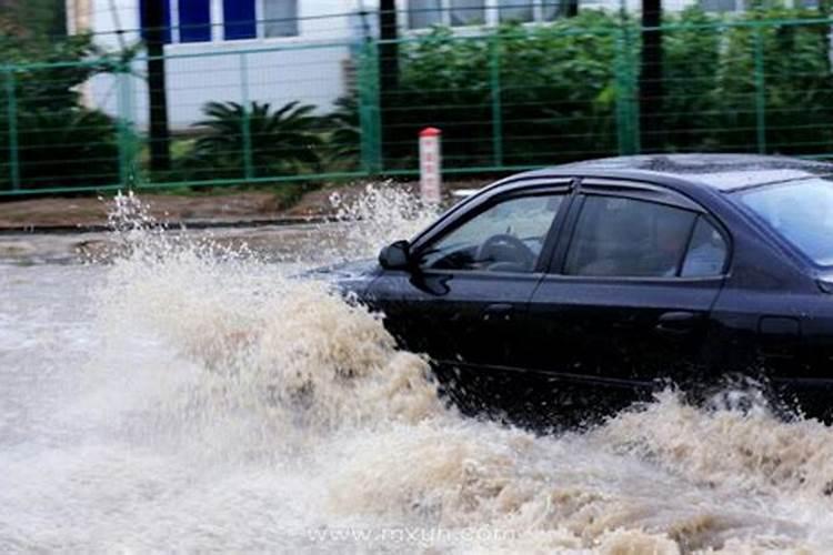 梦到下暴雨发洪水什么意思