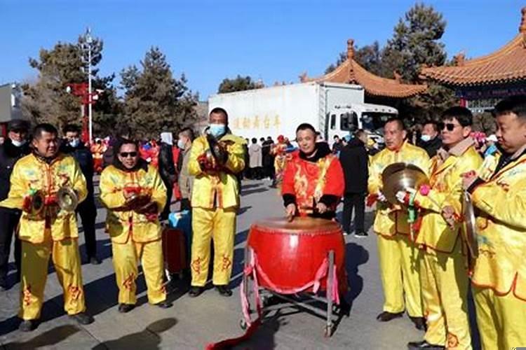 清明节女人上坟