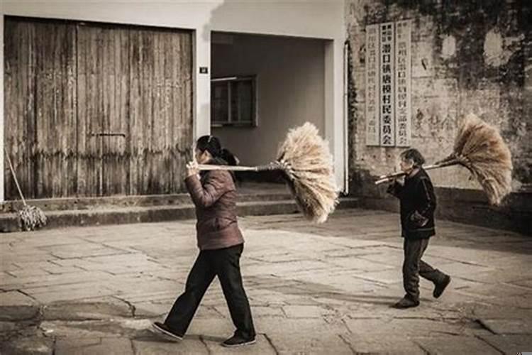 梦见别人的女人在扫地