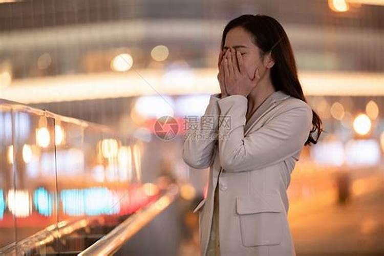 梦见特别漂亮的女人抱我哭