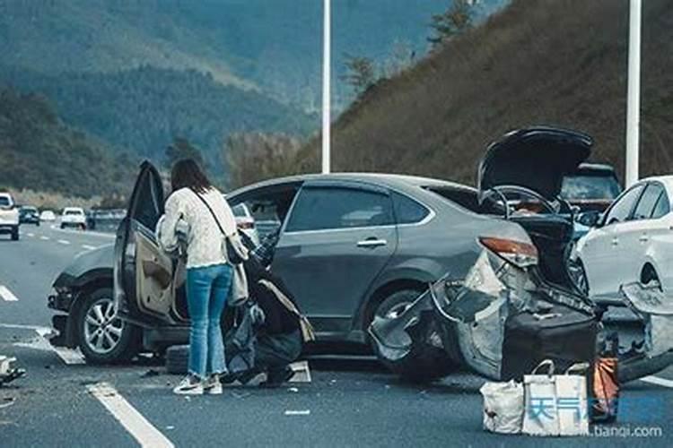 梦见车祸人当场死亡