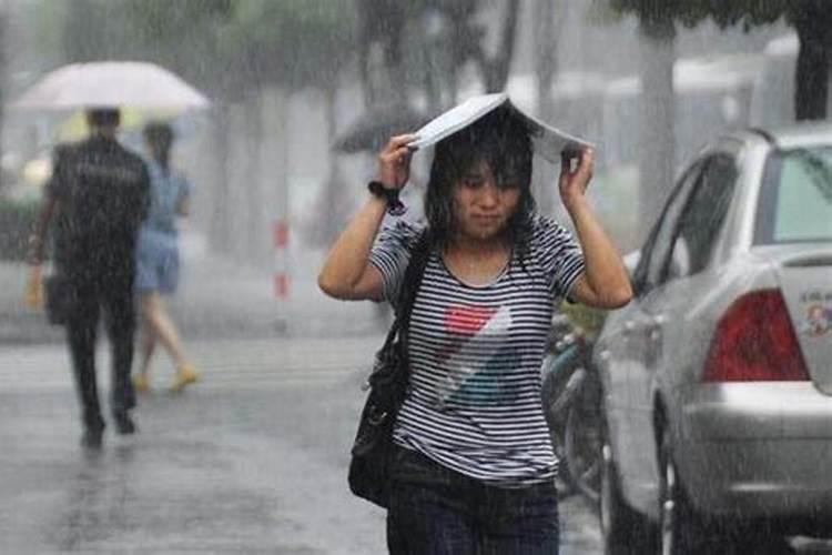 梦到下雨房子漏雨把被子淋湿