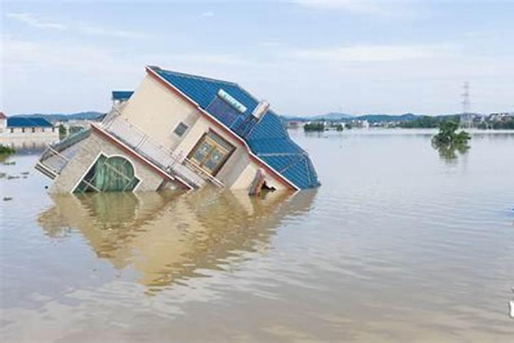 梦见大水淹路在水里走和老婆