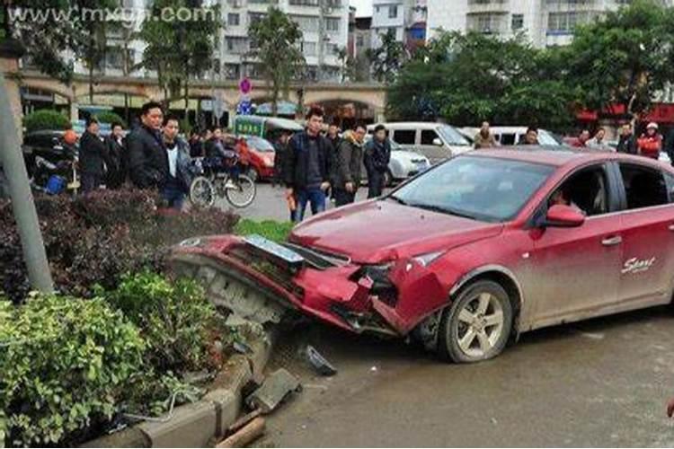 梦见看见别人出车祸是什么意思