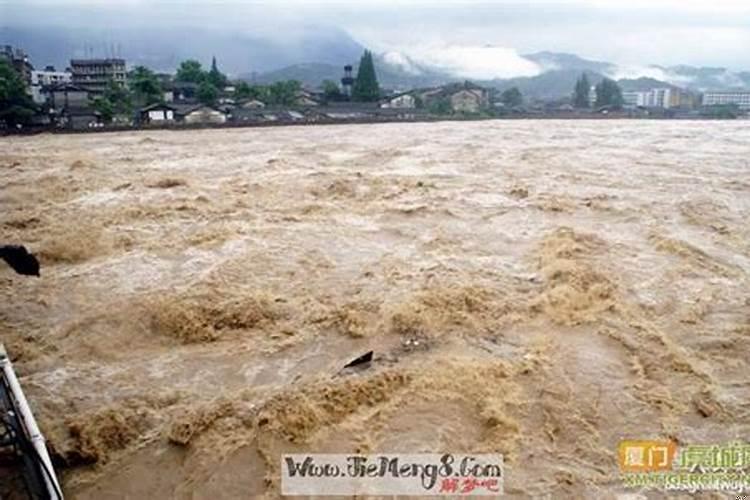 梦见洪水泛滥成灾山崩地裂