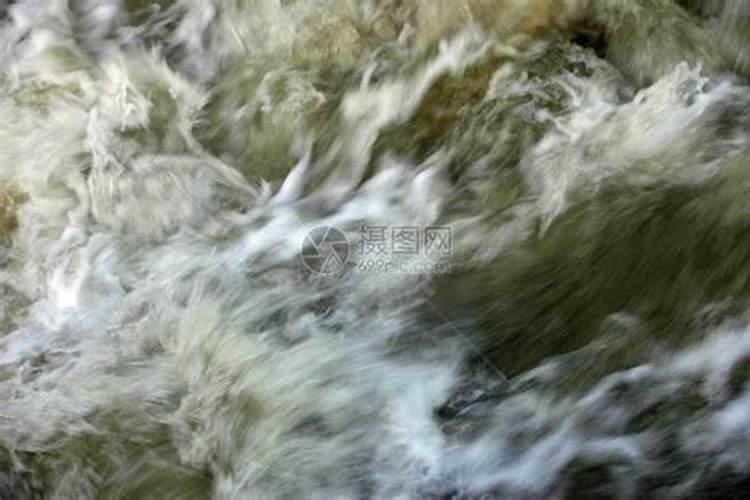 梦见混浊的大水从河里流出