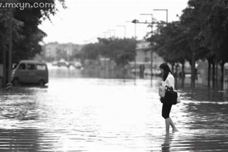 梦见路上到处都是水在水中走