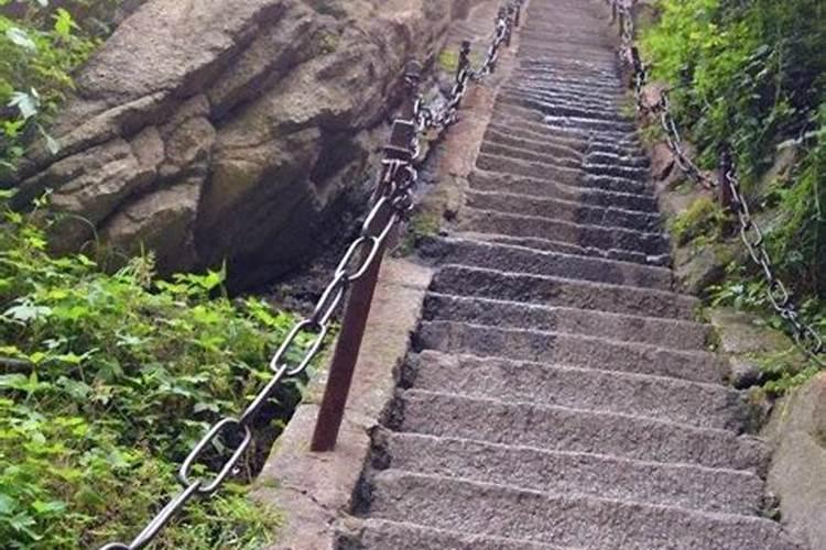 梦见下雨天在外面走路