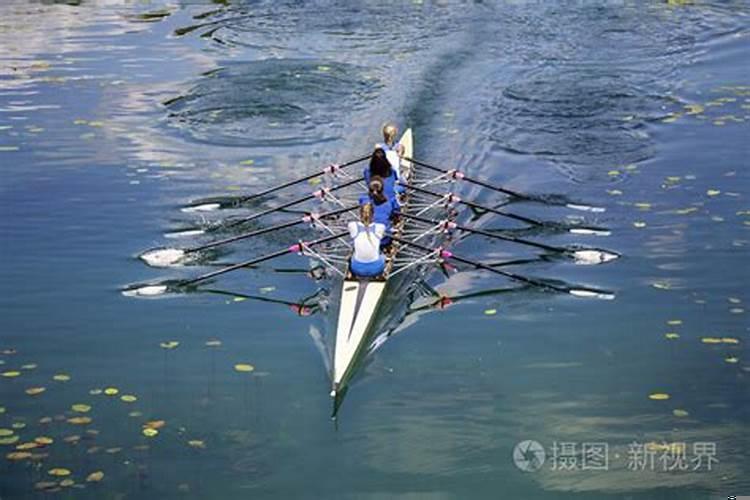 梦到平静的湖水我在船上