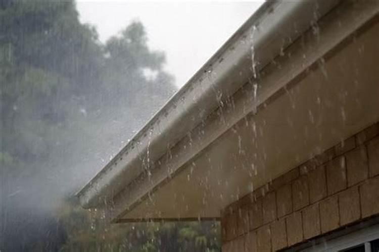 梦到下雨房屋还漏雨