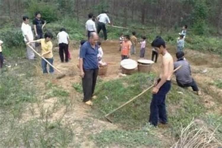 梦到自己和别人挖坟