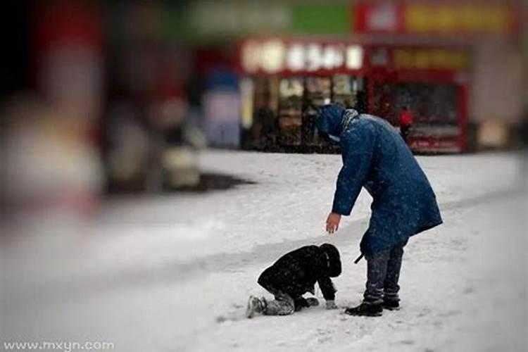 梦见骑车摔倒又爬起来摔死了