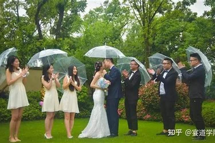 梦见妹妹结婚下雨了