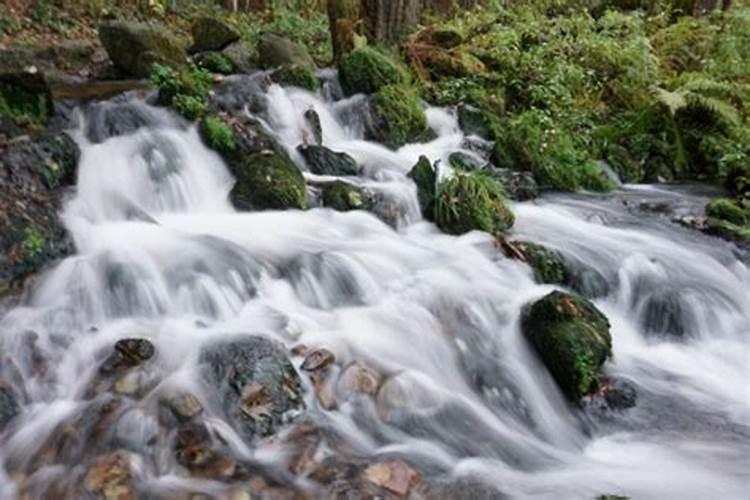 梦见水流像瀑布一样湍急