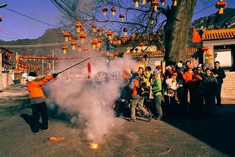 除夕放炮祭神