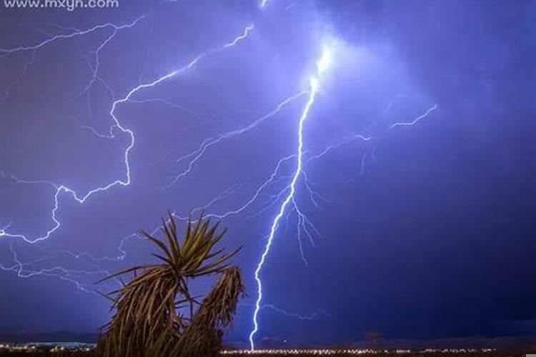 梦见雷电交加预兆什么马上就停了