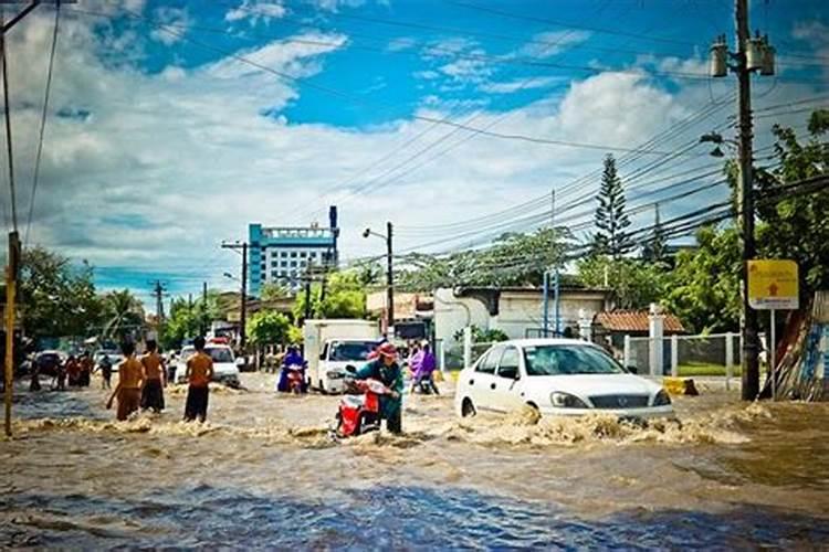 梦见下大暴雨是怎么回事