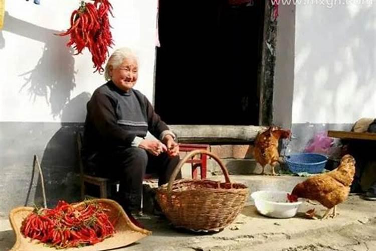 梦见死去的外婆做饭给我吃对我笑的很开心