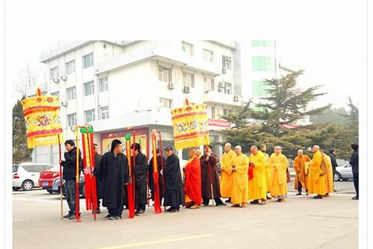 女人梦见自己穿的鞋子破了是什么意思呀