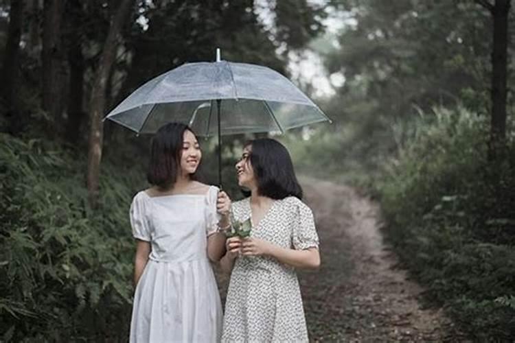 女人做梦梦见下雨打伞